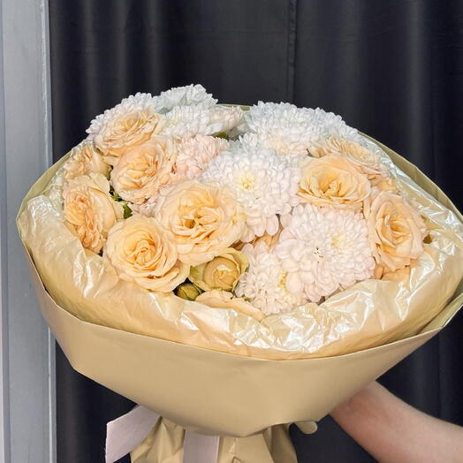 Букет из нежных кустовых роз и хризантем