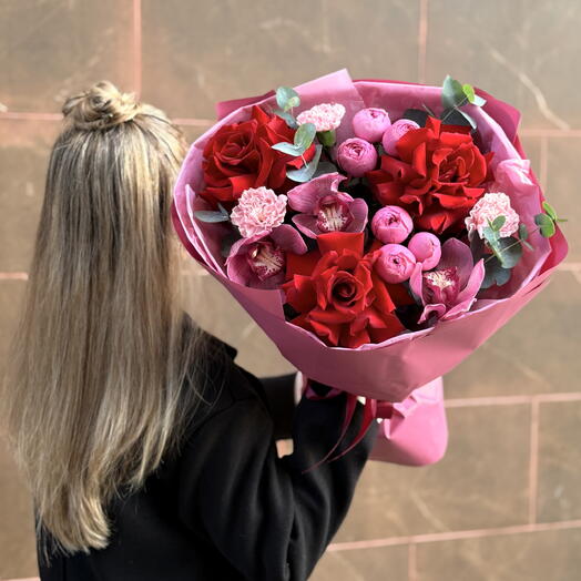 Осенний букет🍁🌹 «Красный бархат» с французскими розами , архидеи , пионовидной розой Silva Pink , и стойкими диантусми