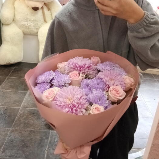 Букет с хризантемой бигуди💜
