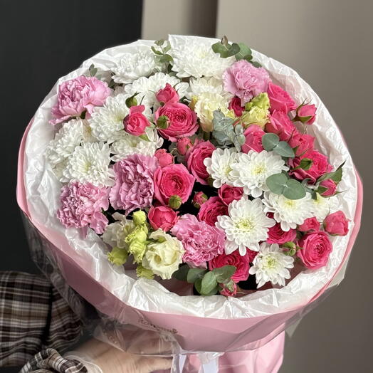 Букет Моана с пион розами, эустомой, хризантемой, диантусами и эвкалиптом