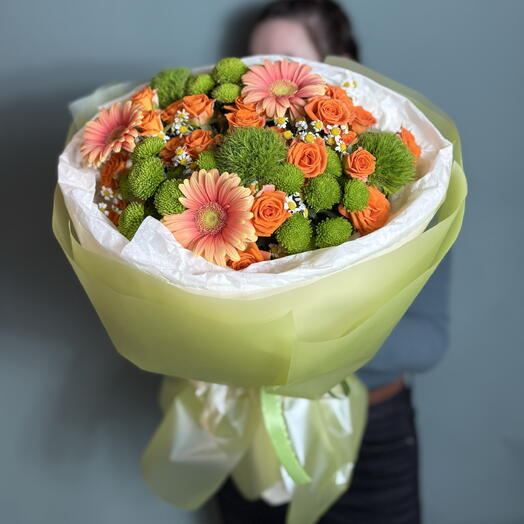 Яркий сборный букет с кустовой розой  🧡