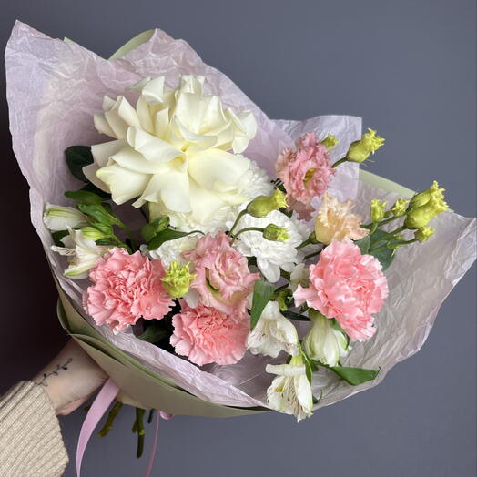 Букет нежный с французской розой, диантусами, альстромерией и эустомой