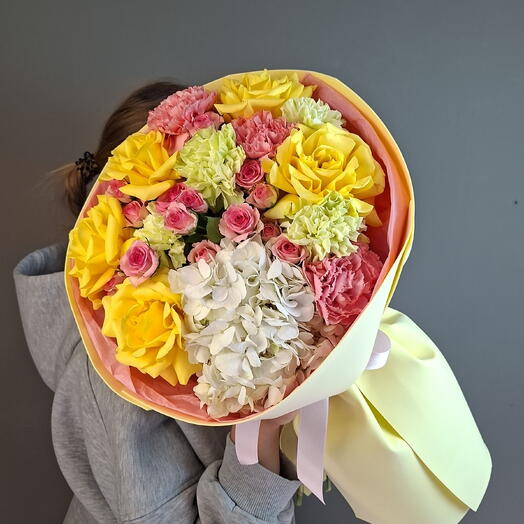 Яркий букет с жёлтыми розами
