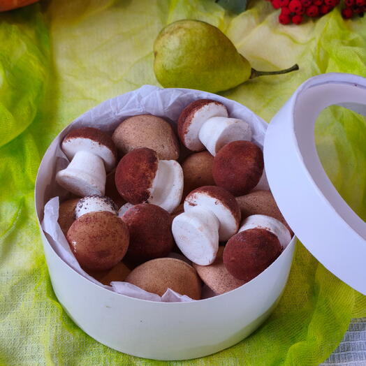 Зефирные грибочки в круглой коробке
