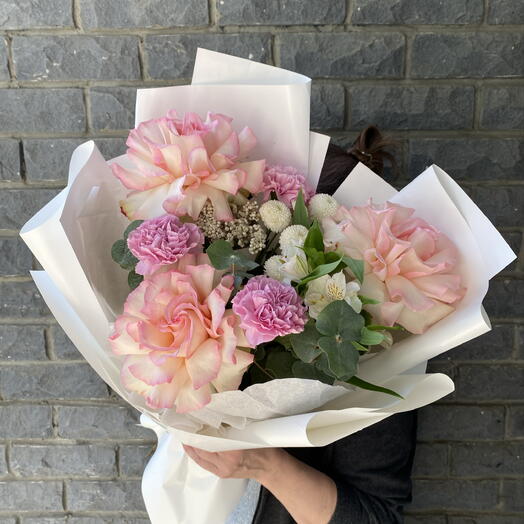 Пышный и нежный букет с розами и диантусами🌸