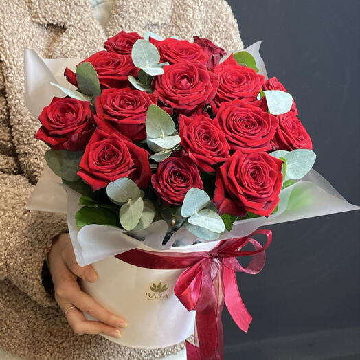 Композиция 15 алых роз Red Naomi с ароматным эвкалиптом