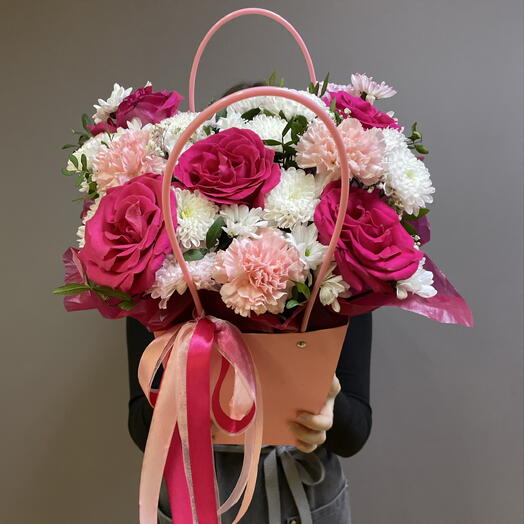 Сборный букет с розами, кустовыми кустовыми хризантемами, диантусами, в сумке, размер М