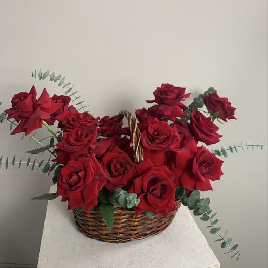 Корзина бордовых роз 15шт