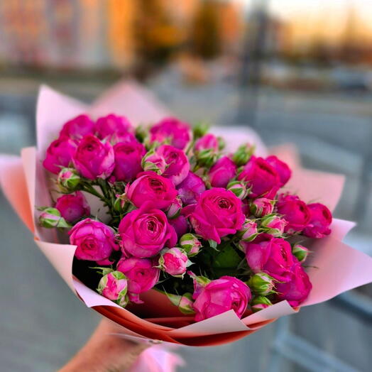 Букет из кустовых пионовидных, малиновых роз. Ритм сердца
