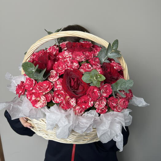 Корзина из кустовых и красных роз с эвкалиптом