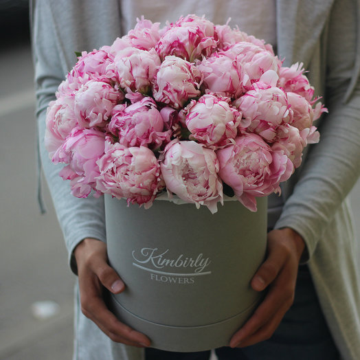 25 розовых пионов Сара Бернар в шляпной коробке. Букет 30 Kimbirly flowers