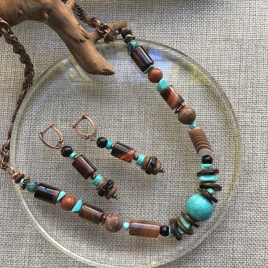 Set of Agate, howlite and turquoise and other stones
