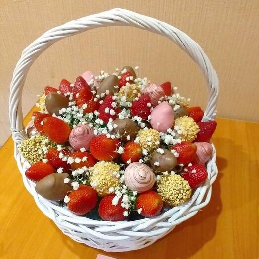 Клубника в шоколаде в корзине