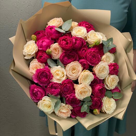 Fragante ramo de rosas peonías y eucalipto