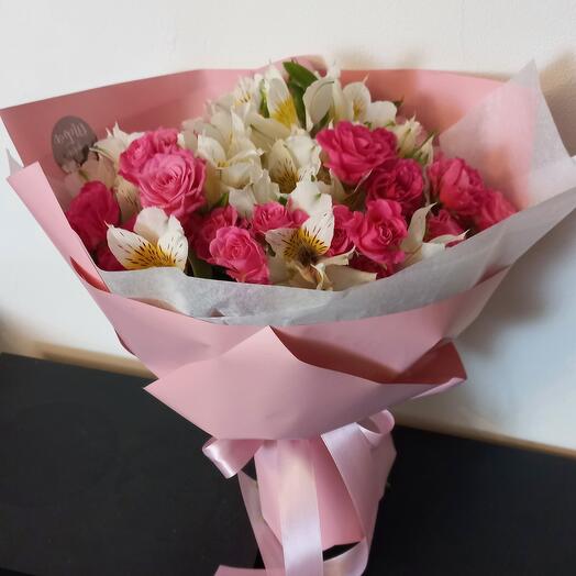 Bush roses with alstroemermei