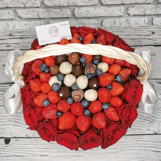 Cesta de fresas con rosas