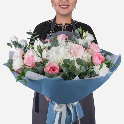 Букет из роз и садовых роз "Александра" M