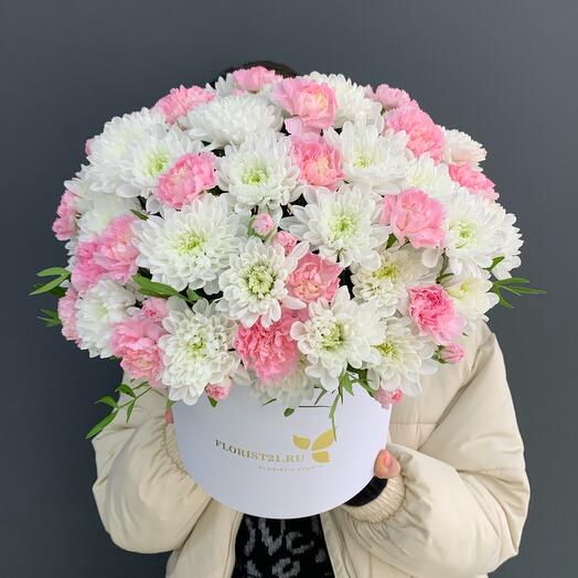 Hatbox with chrysanthemum and bush carnation