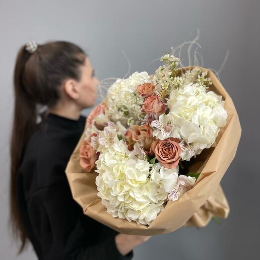 Букет сливочный крем 🧁 для изысканных моментов , с гортензией и розами цвета капучино 🧁
