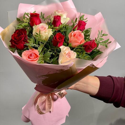 11 rosas con vegetación