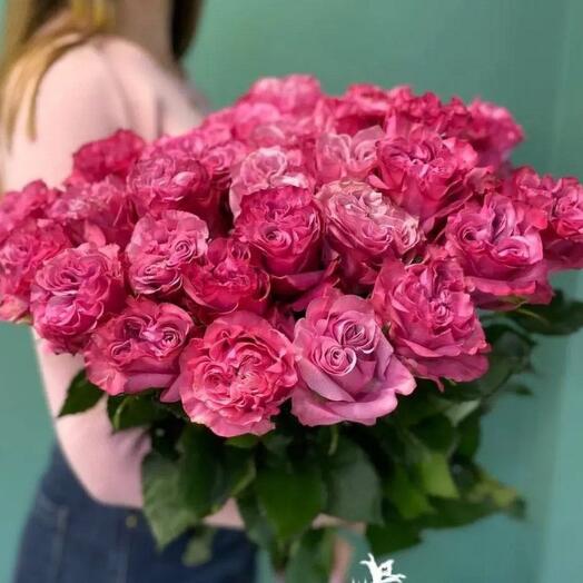 25 peony-shaped roses