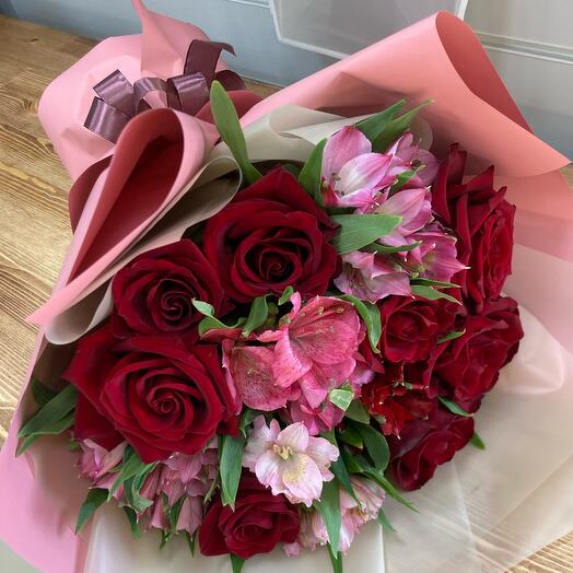 A combined bouquet of red roses and alstroemeria🌹