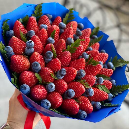 Bouquet of strawberries and blueberries 25 cm