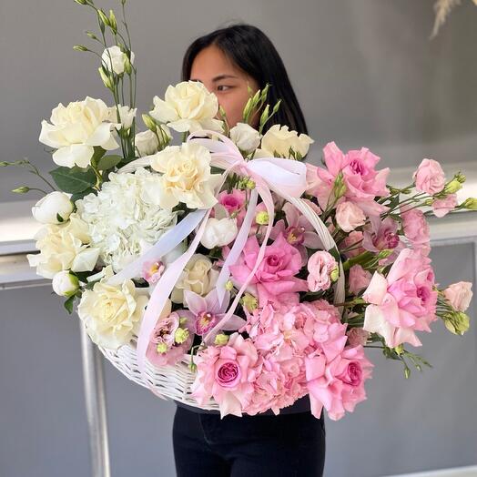 Ккорзина с экзотичными цветами