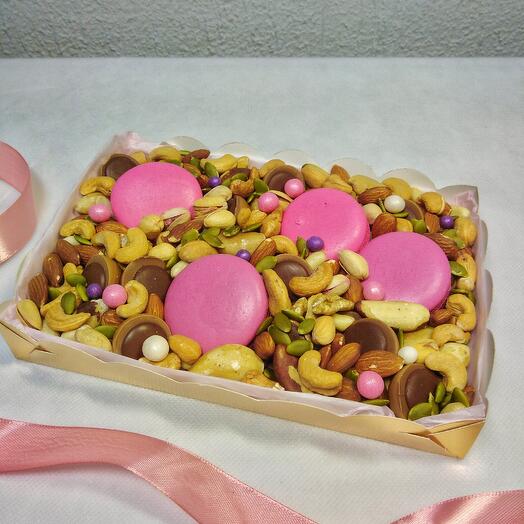 Набор с макаронс, конфетами и орехами 22*15*3,5см