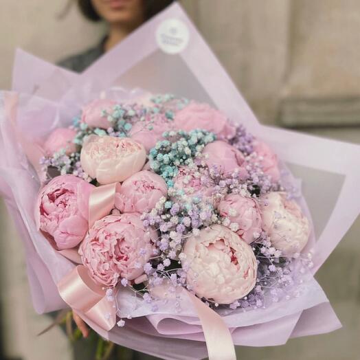 Букет из 15 пионов с гипсофилой "FOR U"