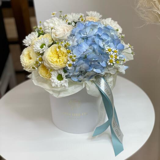 Caja de hortensias y rosas de peonía