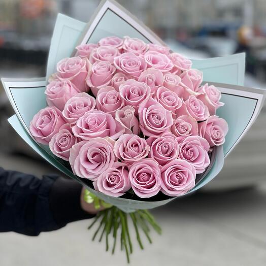 35 розовых роз