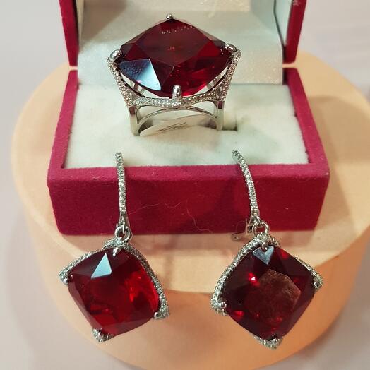 Conjunto de pendientes y anillo