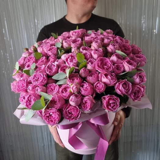 Rosas en forma de peonía con eucalipto