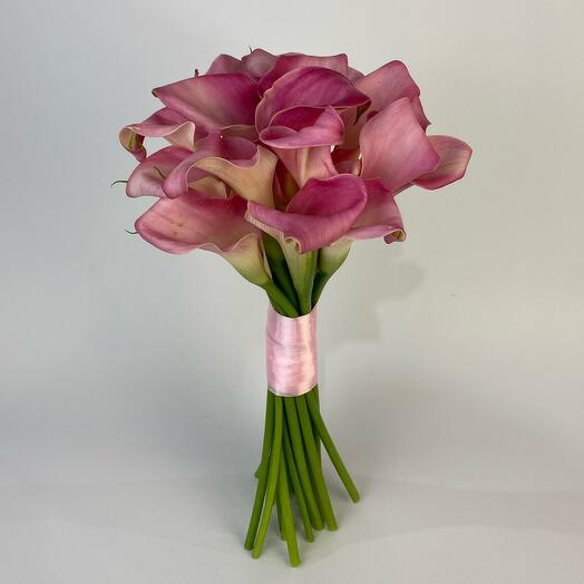 Свадебный букет из розовых калл