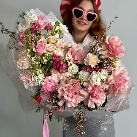 Букет с ранункулюсом, эустомой, маттиолой, пионовидными тюльпанами, генистой и розой