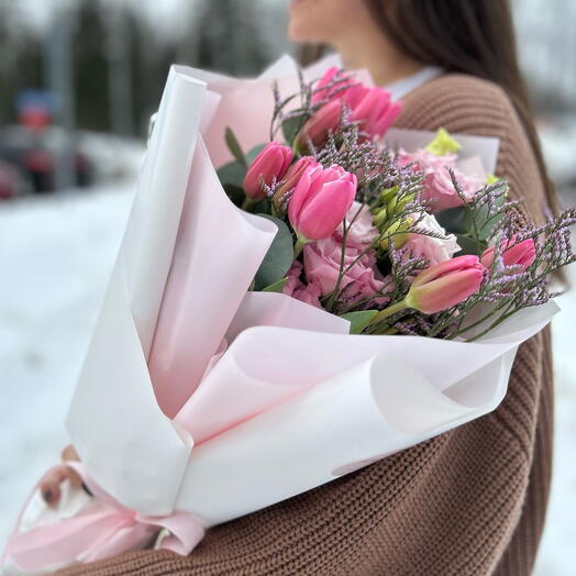 Тюльпаны и лизиантус