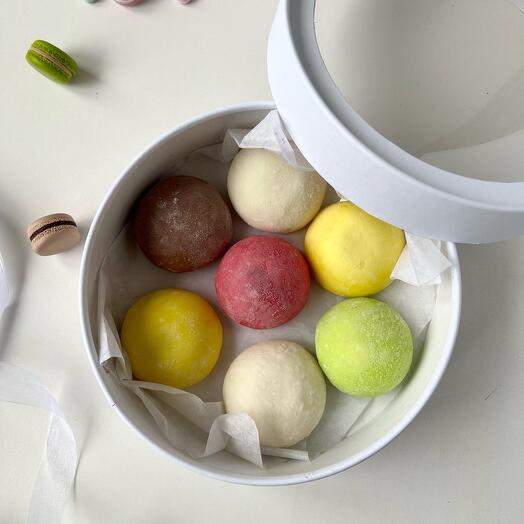 Пирожное Моти в шляпной коробке