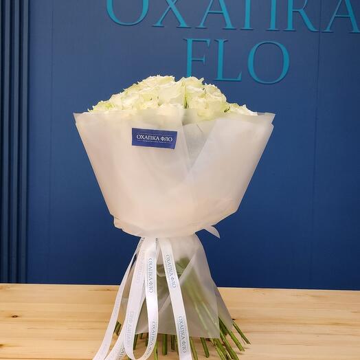 Букет белых роз 51 шт, в вазе и сумке переноске