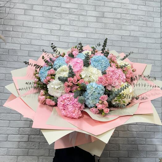 Шикарный букет из гортензий и спрей розочек