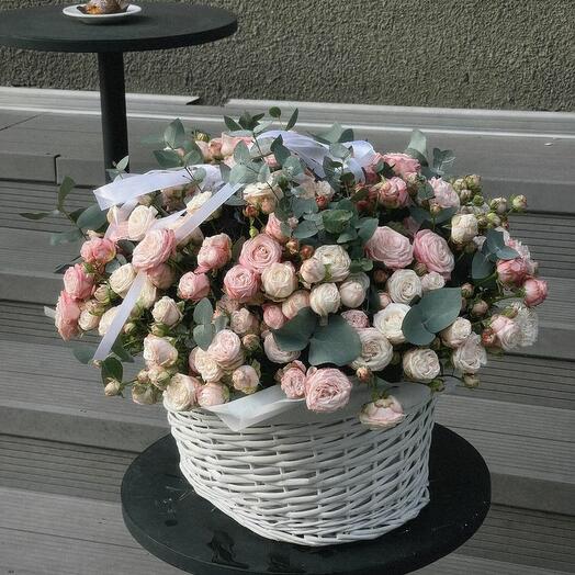 Пионовидная кустовая роза в корзине Madam Bombastic