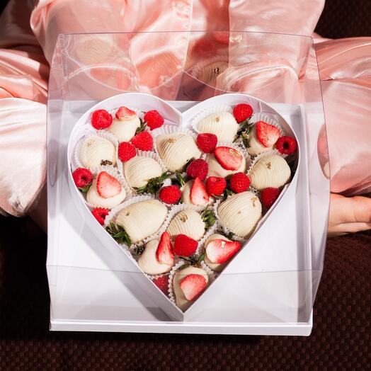 Клубника в шоколаде сердце с малиной