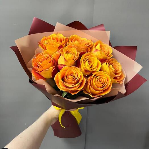 A bright bouquet of 9 roses