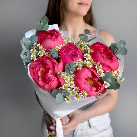 Яркий букет коралловые пионы, голландская ромашка и эвкалипт Peony03