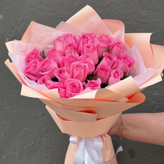 25 розовых роз