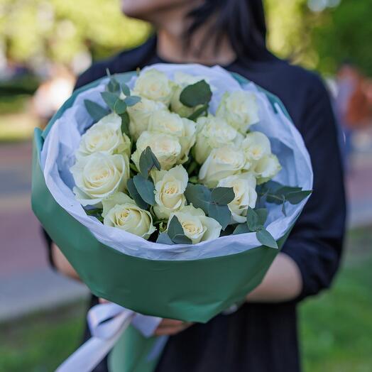 Букет з 15 білих троянд з евкаліптом