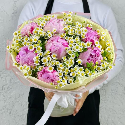 Букет из розовых пионов и ромашек