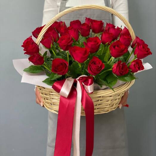 Корзина с 35 импортными розами кения