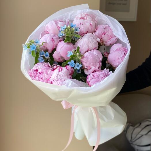 Букет «Ягодный пломбир» из 11 нежных пионов с незабудками 💕🩵