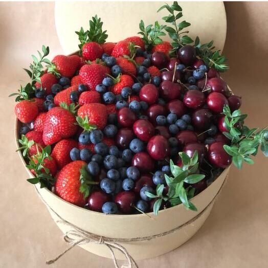 Коробка с ягодами